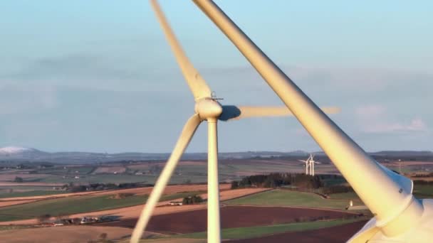 Windturbines Bij Zonsondergang Hernieuwbare Energie Opwekken — Stockvideo