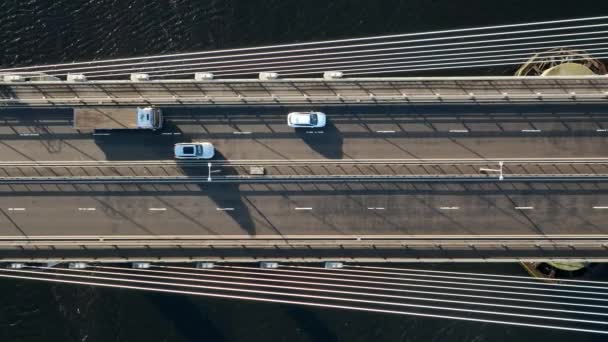 车辆通过悬挂式斜拉桥慢速行驶 — 图库视频影像