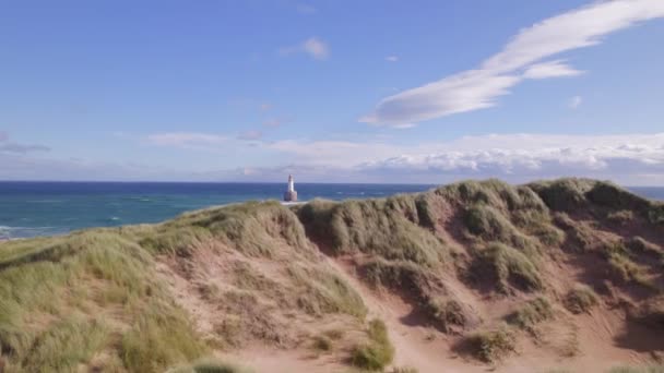 Ποντικοκέφαλοι Αμμόλοφοι Και Φάρος Στις Ακτές Της Βορειοανατολικής Σκωτίας — Αρχείο Βίντεο