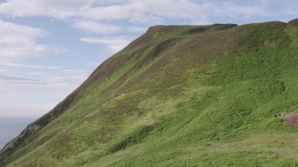 スコットランドの聖なる島の頂上への旅 — ストック動画