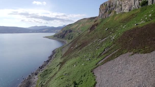 Górski Krajobraz Wyspy Świętej Szkocji Widziany Powietrza — Wideo stockowe