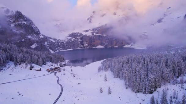 Oeschinenské Jezero Zasněžených Horách Švýcarska Mlhavého Rána — Stock video