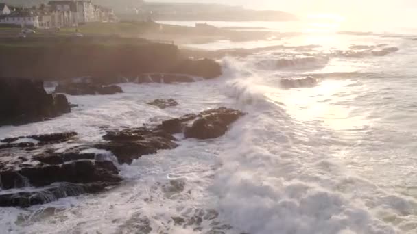 海浪冲击着海岸线的岩岸 — 图库视频影像