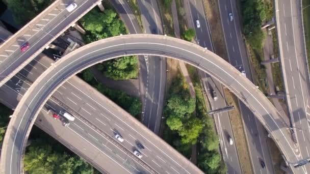 ミキシングインターチェンジでの車の運転鳥の目の空中ビュー — ストック動画