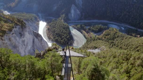 Vandrare Tittar Från Ett Observationsdäck Med Utsikt Över Ruinaulta Schweiz — Stockvideo