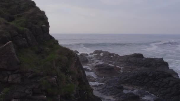 Okyanus Dalgaları Kıyı Şeridinin Rocky Sahillerine Çarpıyor — Stok video