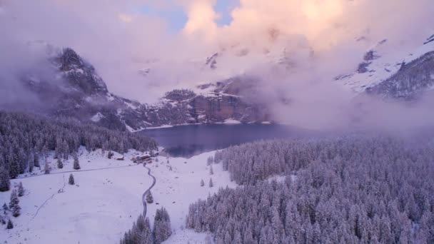 Oeschinenské Jezero Zasněžených Horách Švýcarska Mlhavého Rána — Stock video