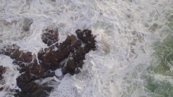 Ocean Waves Crashen Tegen Rocky Shores — Stockvideo