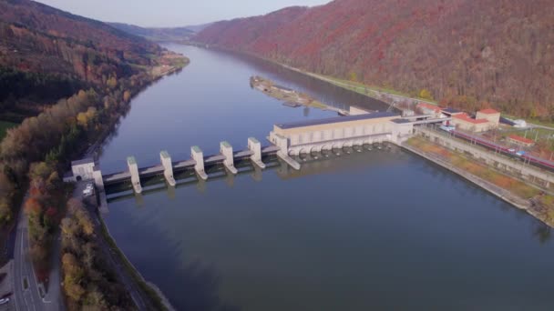 Staudamm Eines Wasserkraftwerks Aus Der Luft — Stockvideo