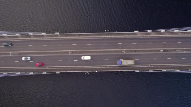 Voertuigen Die Een Brug Een Rivier Rijden — Stockvideo