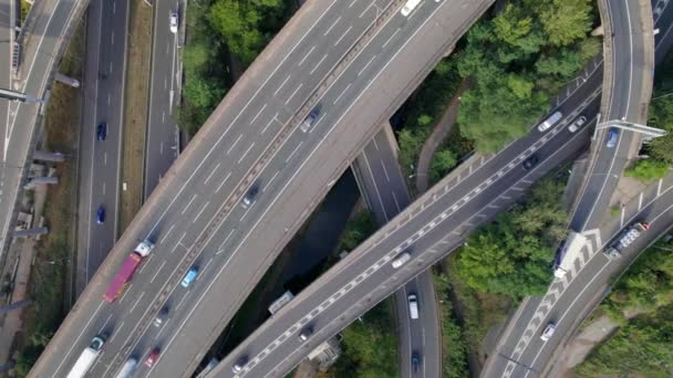 驾驶车辆驶过意大利面交汇处道路系统 — 图库视频影像