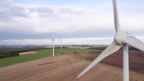Landbaserad Vindturbin Som Genererar Förnybar Energi — Stockvideo