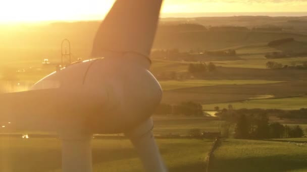 Sylwetka Turbiny Wiatrowej Zachodzie Słońca Generującej Energię Odnawialną — Wideo stockowe