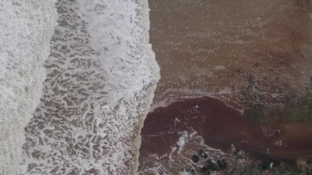Meereswellen Schaffen Weißwasser Den Ufern Eines Strandes — Stockvideo