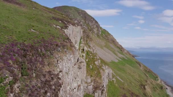 Die Bergige Landschaft Der Heiligen Insel Schottland Aus Der Luft — Stockvideo