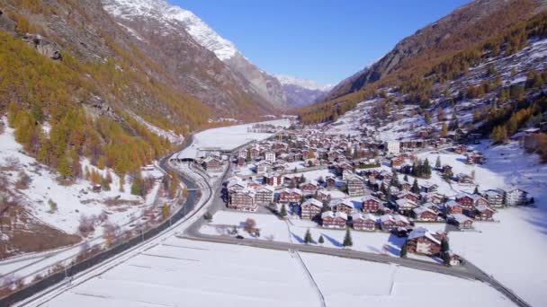冬のスイスのタスキ村 Airial View — ストック動画