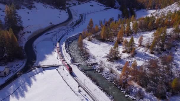 Skizug Der Schweiz Zum Pendeln Von Passagieren Und Skifahrern Die — Stockvideo