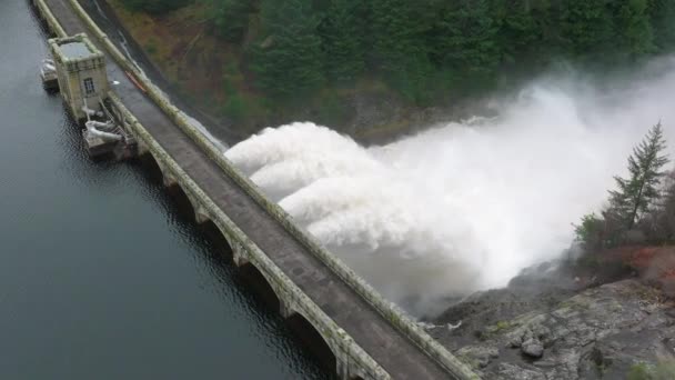 Centrale Idroelettrica Che Pompa Acqua Attraverso Una Diga Rallentata — Video Stock