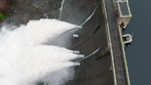 Central Hidrelétrica Bombeando Água Através Uma Barragem Movimento Lento — Vídeo de Stock