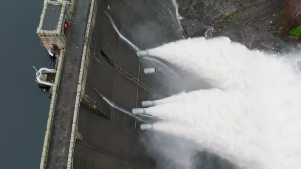 Vatten Pumpas Genom Gravity Fed Hydroelectric Kraftverksdamm — Stockvideo