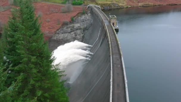 Água Bombeada Através Movimento Lento Barragem Usina Hidrelétrica Fed Gravidade — Vídeo de Stock