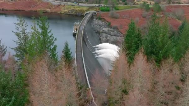Centrale Idroelettrica Pompaggio Dell Acqua Attraverso Una Diga — Video Stock