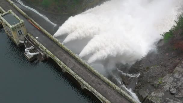 Вода Просочується Через Гідроелектростанцію Греблі Повільного Руху — стокове відео
