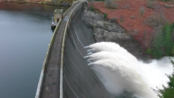 Water Dat Wordt Gepompt Door Een Waterkrachtcentrale Van Zwaartekracht — Stockvideo