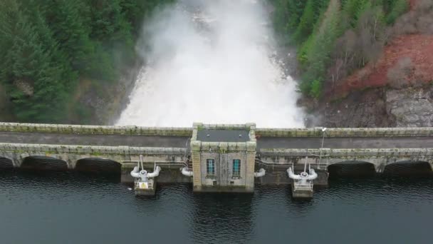 Central Hidroeléctrica Bombeando Agua Través Una Presa Cámara Lenta — Vídeo de stock