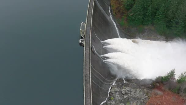 水力発電所ダムのスローモーションで水を汲み上げる — ストック動画