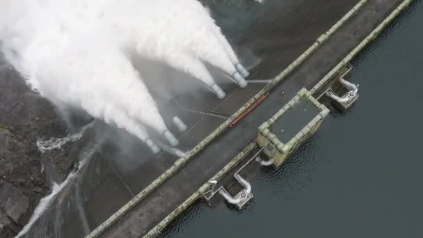 Água Sendo Bombeada Através Uma Barragem Usina Hidrelétrica Alimentada Por — Vídeo de Stock