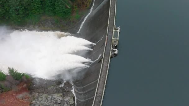 Acqua Pompata Attraverso Una Diga Idroelettrica — Video Stock