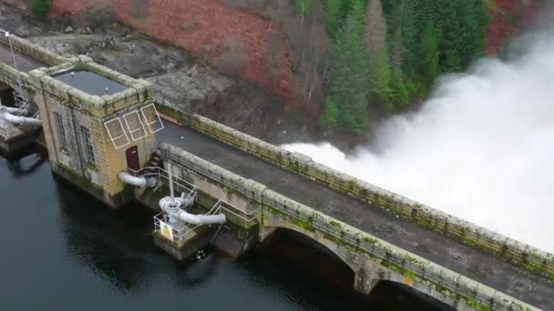 重力連邦水力発電所ダムを通って汲み上げられている水 — ストック動画