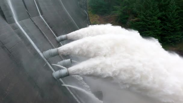Central Hidroeléctrica Bombeando Agua Través Una Presa Cámara Lenta — Vídeos de Stock