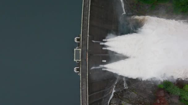 水力発電所ダムのスローモーションで水を汲み上げる — ストック動画