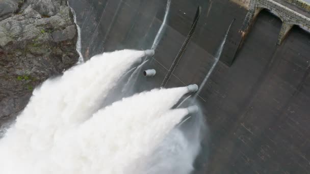 Centrale Idroelettrica Che Pompa Acqua Attraverso Una Diga Rallentata — Video Stock