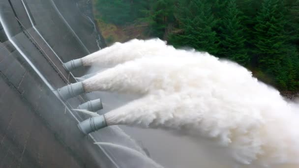 Acqua Pompata Attraverso Una Diga Della Centrale Idroelettrica — Video Stock