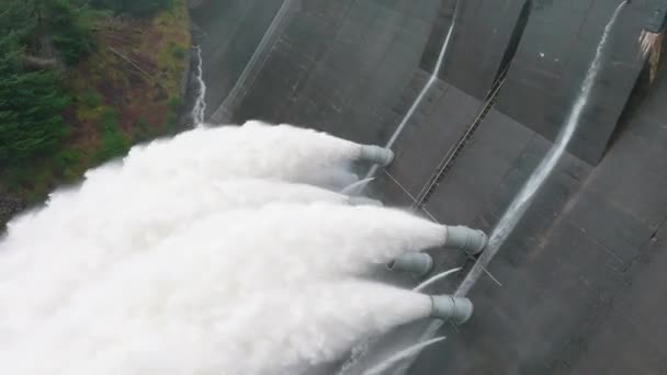 Água Ser Bombeada Através Uma Barragem Hidroeléctrica — Vídeo de Stock