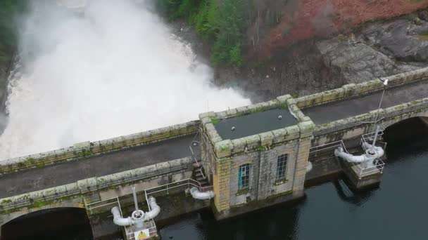 Acqua Pompata Attraverso Una Diga Della Centrale Idroelettrica Alimentata Gravità — Video Stock