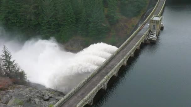 Vatten Pumpas Genom Gravity Fed Hydroelectric Kraftverksdamm — Stockvideo