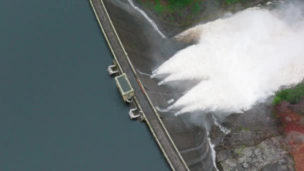 Água Bombeada Através Movimento Lento Barragem Central Hidrelétrica — Vídeo de Stock