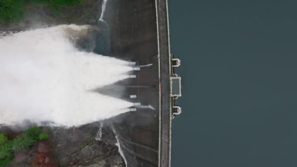 Acqua Pompata Attraverso Una Diga Della Centrale Idroelettrica Gravity Fed — Video Stock