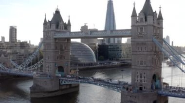 LONDON, UNITED KINGDOM CIRCA 2022: Londra 'daki Thames Nehri' ni Sunset 'te kaplayan Iconic Tower Bridge