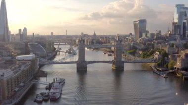 LONDON, UNITED KINGDOM CIRCA 2022: Londra 'daki Thames Nehri' ni Sunset 'te kaplayan Iconic Tower Bridge
