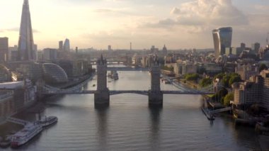 LONDON, UNITED KINGDOM CIRCA 2022: Londra 'daki Thames Nehri' ni Sunset 'te kaplayan Iconic Tower Bridge