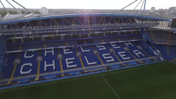 Geringe Luftaufnahme Der Stamford Bridge Über Dem Spielfeld Beim Chelsea — Stockvideo