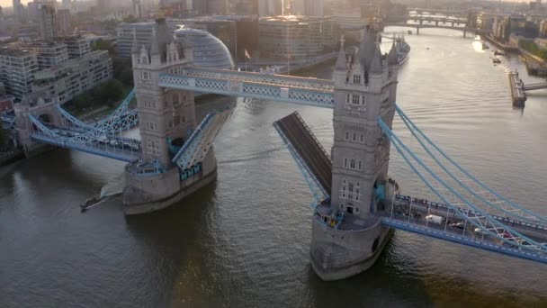 英国Circa 2022 日落时横跨伦敦泰晤士河的冰锥塔桥 — 图库视频影像