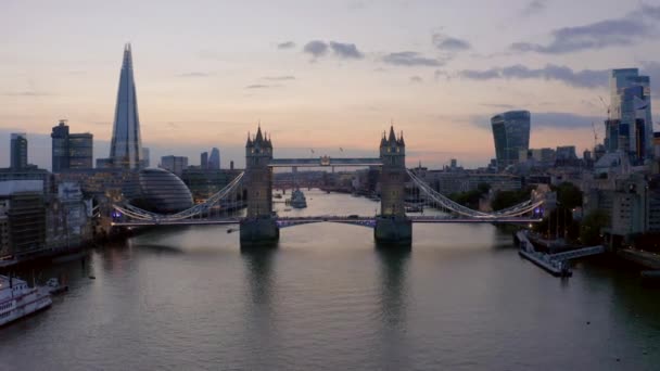 英国Circa 2022 日落时横跨伦敦泰晤士河的冰锥塔桥 — 图库视频影像