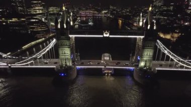 LONDON, BİRLİK KINGDOM CIRCA 2022: Iconic Tower Bridge Thames Nehri 'ni Londra' da Gece Genişletiyor