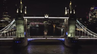 LONDON, BİRLİK KINGDOM CIRCA 2022: Iconic Tower Bridge Thames Nehri 'ni Londra' da Gece Genişletiyor